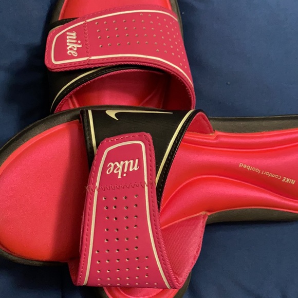 Women’s Nike slides - Picture 3 of 4